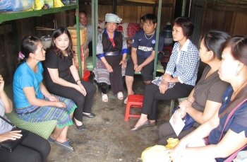 Lãnh đạo Hội LHPN tỉnh Yên Bái chia sẻ những mất mát với hội viên vùng lũ Mù Cang Chải.